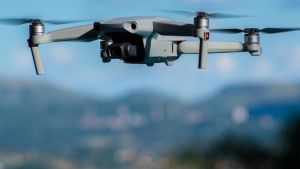 Un drone sospetto “spia” gli scorci del borgo storico: è allarme privacy