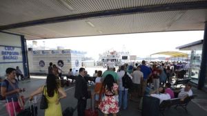 Guerra in Iran, in Campania rincari record del carburante. Aliscafi, c'è il rischio che il prezzo dei biglietti raddoppi