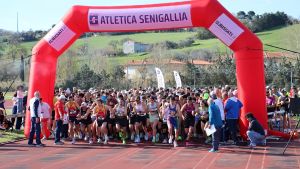 Vince Gianluca Squadroni del team Recanati. Gran premio podistico: 800 atleti da tutta Italia