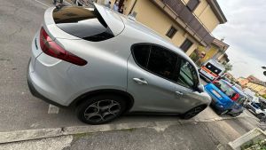 Fugge dopo l’incidente, investe e trascina l’uomo che tenta di fermarlo. Caccia al pirata