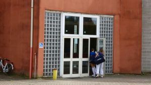 “Volevo ammazzarla come nel film”. Colpi di forbice all’amica di scuola