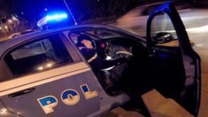 Acerra, spari nella notte in un raid con gli scooter in pieno centro: gambizzati due giovani