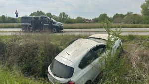 Tentano la fuga, tamponano un’auto e finiscono nel fossato: quattro denunce