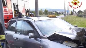 Incidente stradale a Mossa: auto contro cancello e palo, ferito un uomo di 33 anni