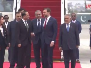 L'arrivo di Vance in Pakistan per i negoziati con Teheran