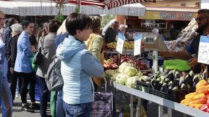 Ortofrutta di stagione a peso d’oro a Ivrea, al mercato mirtilli a 20 euro e patate a 4