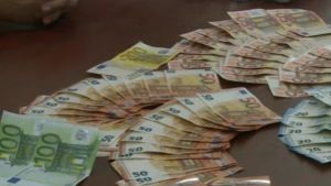 Benevento, truffa una coppia di anziani e fugge con 50mila euro negli slip: arrestato un 19enne