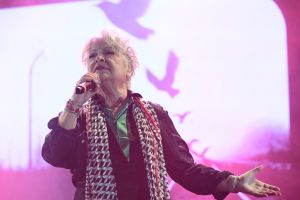 Η Τάνια με μια καρδιά περιβόλι