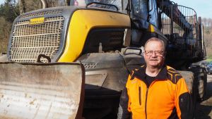 Im Wald ist Forstwirt Werner Harder eine Legende und bedient die ganz großen Maschinen