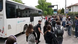 A scuola da fuori Udine ma i pullman sono pochi nelle fasce orarie più critiche: «Chiediamo più corse»