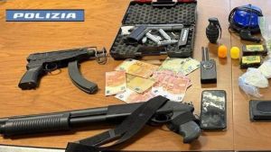 Droga, contanti e armi finte in casa Arrestato un 58enne dopo il blitz