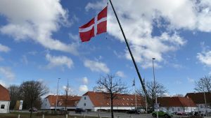 Derfor blafrer gigantisk Dannebrog ud over Horsens' mest trafikerede vej