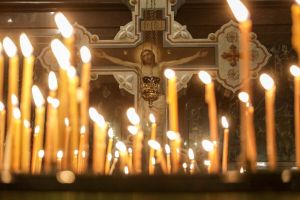 «Не стоит целовать иконы накрашенными губами»: отец Антоний объяснил, как правильно прикладываться к святым образам