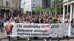 «Liberate il cane Nina» : in centinaia al corteo a Cormons