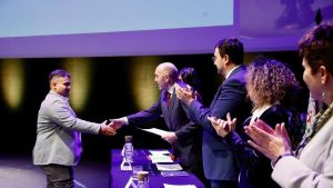 El ejemplo de Brian, joven gitano que se sacó la ESO mientras madrugaba para ayudar a sus padres y ahora estudia Informática: 