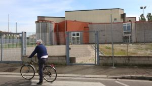 Aggredita con le forbici, la ragazzina ferita torna a scuola. “Nessuna sottovalutazione”
