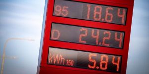 Sänkt bensin- och dieselskatt låser Sverige i oljeberoende