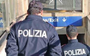 Livorno, deruba un insegnante dello zaino: arrestato in stazione