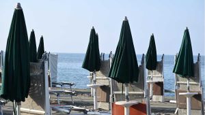 Ostia tra mare e Tar. Ogni anno la stessa storia: i ricorsi rischiano di far saltare la stagione estiva. Il 2026 non fa eccezione