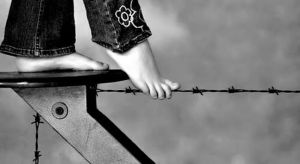 Entre un cielo que no la espera y un abismo que la reclama