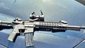 Sparano con la carabina dall’auto in corsa e colpiscono quattro persone