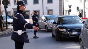 Passa la processione, la musica alta di un ristorante fa infuriare il prete: arriva la sanzione