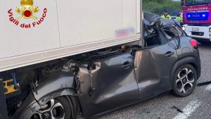 Con l’auto contro un Tir in sosta: un uomo di 66 anni muore sulla Tangenziale Ovest di Milano