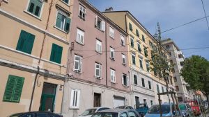 Fiamme e fumo in via Concordia a Trieste: «Paura per la nostra sicurezza»