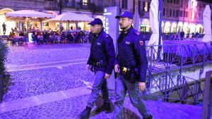 Pavia: aggrediti in piazza della Vittoria da una gang armata di bottiglie