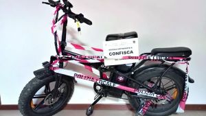 Sfreccia a 50 chilometri orari con l’e-bike truccata: multa da sette mila euro e confisca