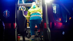 Sbanda con l’auto e finisce contro un muro, terribile incidente. Muore un uomo di 67 anni