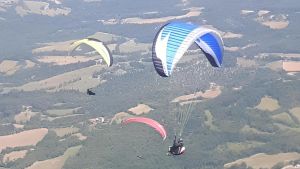 Precipita col parapendio durante l’atterraggio: gravissima