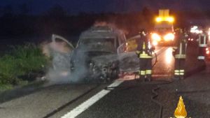 Furgone in fiamme sull’Autostrada A1: il conducente si salva per un soffio