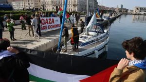 Un’imbarcazione attracca a Trieste a sostegno della Flotilla diretta verso Gaza
