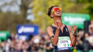 Atletica, trionfo di Crippa alla maratona di Parigi: primo posto e record personale