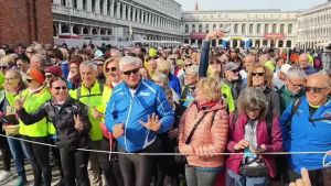 Ecco la partenza dei Su e Zo per i ponti: in ottomila in piazza San Marco