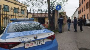 Sgozza il suo cane in preda a un raptus, l’animale lotta tra la vita e la morte