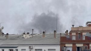 Un incendio prende en la terraza de un hotel junto a la plaza Catalunya de Barcelona