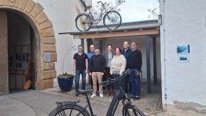 Den Randen auf Rädern erkunden: Elektrischen Rückenwind bekommt man jetzt auf Schloss Blumenfeld