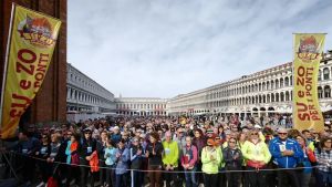 Su e Zo per Venezia, un fiume di 8mila corridori tra calli e ponti