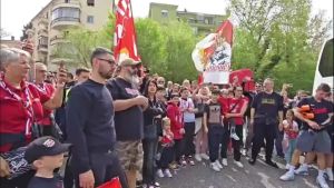 Pallacanestro Trieste, i tifosi incitano la squadra prima della partenza per il derby contro Udine