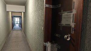 Cadavere della madre nascosto in casa: sotto sequestro l’appartamento, al vaglio tutte le ipotesi