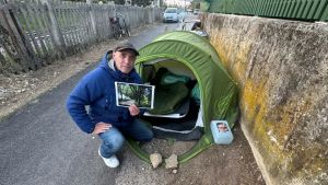 Udine, Matteo Mansi dorme in tenda al passaggio a livello: «Chiediamo verità»