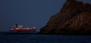 Quem controla o mundo não é quem produz. É quem decide quem passa