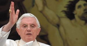 La Chiesa e l'equivoco del pacifismo assoluto: Ratzinger ci aveva avvisato