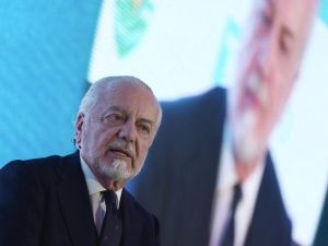 De Laurentiis «bacchetta» il calcio: «Vecchio e c’è il problema degli agenti dei giocatori»