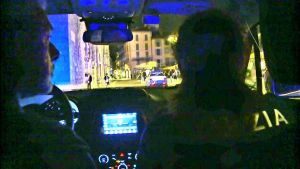 Aggrediscono i passanti senza motivo e tentano di rapinare un giovane: a Como arrestati un 16enne e un 22enne