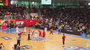 Pioggia di peluche al Carnera: il derby Udine-Trieste si gioca nel segno della solidarietà