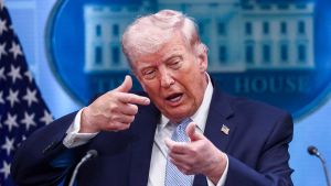 Una tempesta di penultimatum. Da dove viene la passione di Trump per l’iperbole