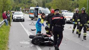 Muore in moto: l’incidente con un’auto, tragedia in strada